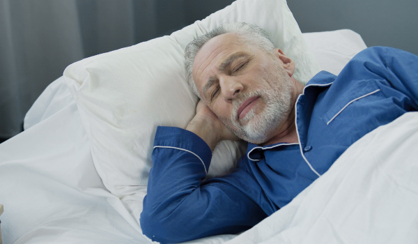 THE CORRECT POSTURE HELPS THE ELDERLY TO SLEEP EASILY